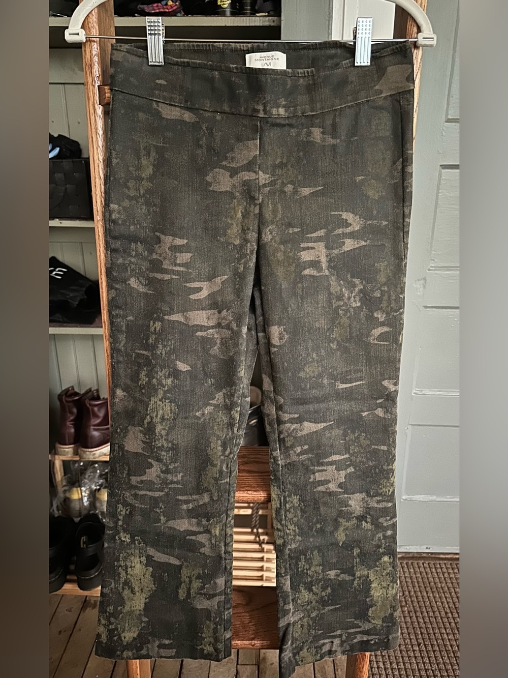 Avenue Montaigne Leo Green Camo. Pull on Cropped Kick Flare Pants 2